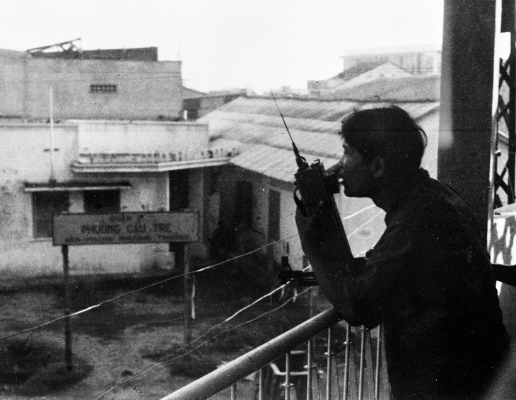 Quân giải phóng phát loa báo tin lực lượng cách mạng đã làm chủ quận 6 Sài Gòn (1968). Ảnh: Tư liệu: TTXVN