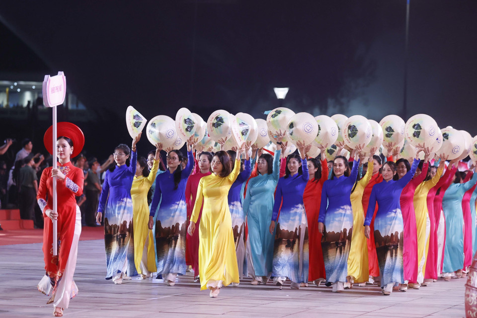 Khối diễu hành tại lễ kỷ niệm. (Ảnh: Thống Nhất/TTXVN)