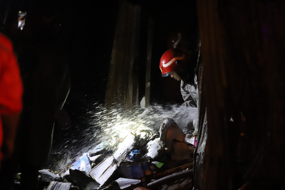 Lực lượng chữa cháy khẩn trương tìm kiếm người mắc kẹt và chữa cháy. (Ảnh: TTXVN phát)