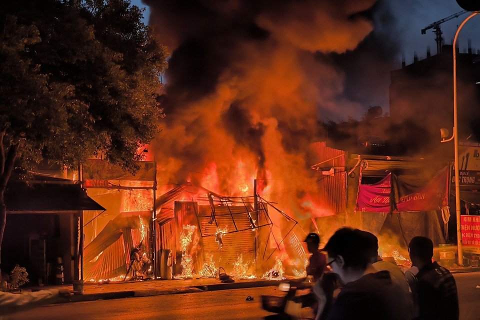 Lửa bùng phát dữ dội sau khi có tiếng nổ lớn.(Ảnh: TTXVN phát)