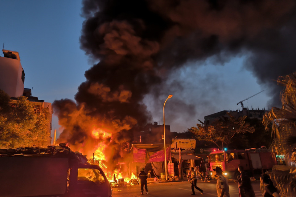 Lửa bùng phát dữ dội sau khi có tiếng nổ lớn. (Ảnh: TTXVN phát)