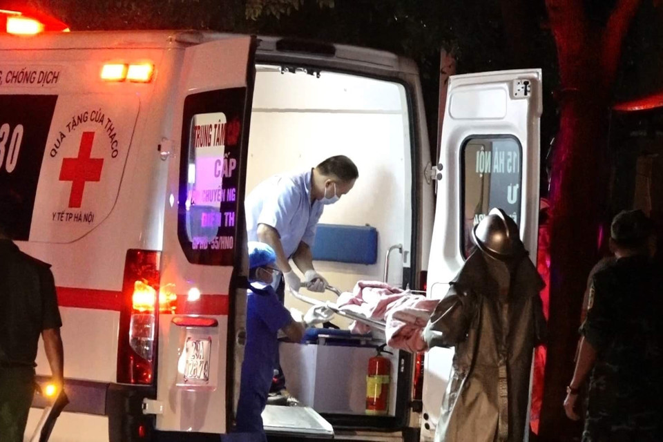 Lực lượng y tế đưa nạn nhân đi cấp cứu. (Ảnh: TTXVN phát)