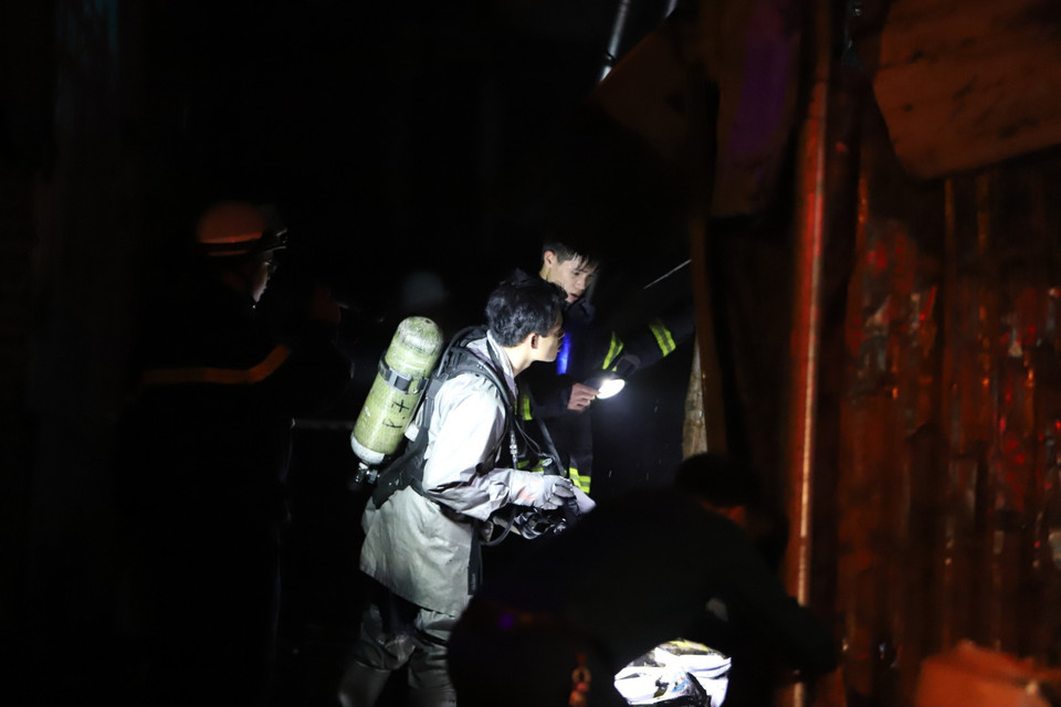 Lực lượng phòng cháy chữa cháy khẩn trương tìm kiếm người mắc kẹt và chữa cháy. (Ảnh: TTXVN phát)