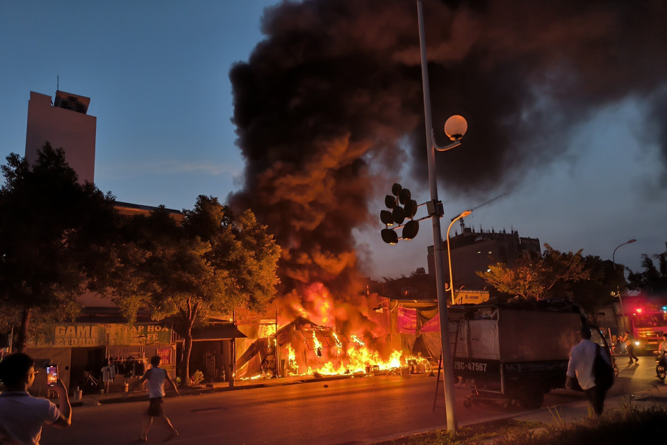 Lửa bùng phát dữ dội sau khi có tiếng nổ lớn.(Ảnh: TTXVN phát)