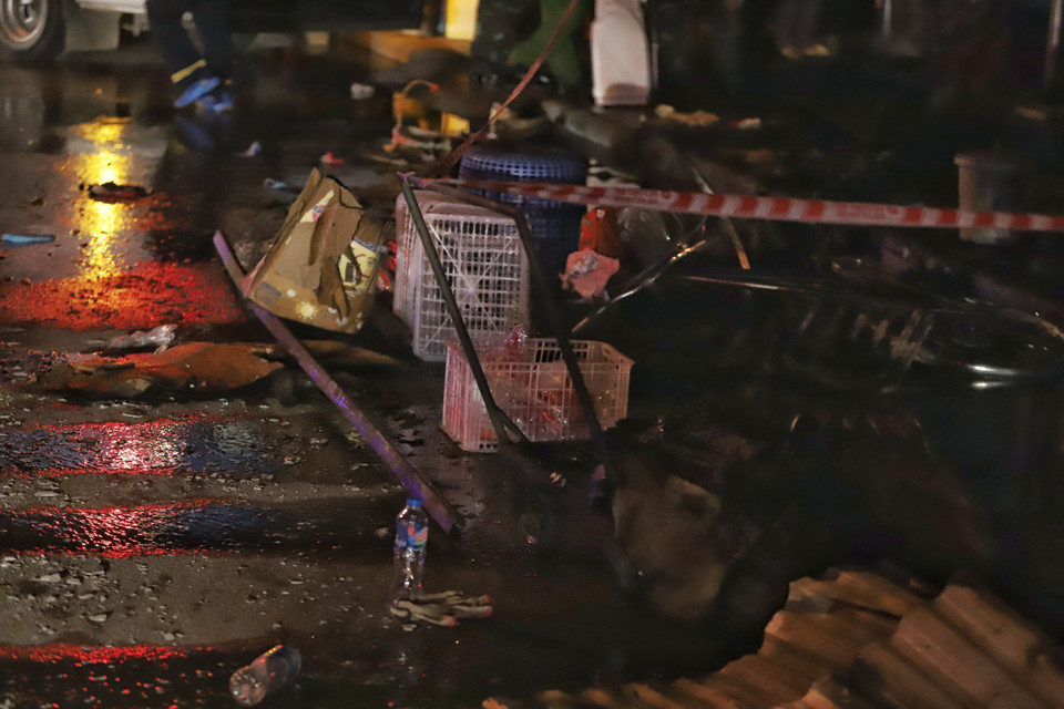 Vật dụng xung quanh bị hất tung sau tiếng nổ lớn. (Ảnh: TTXVN phát)