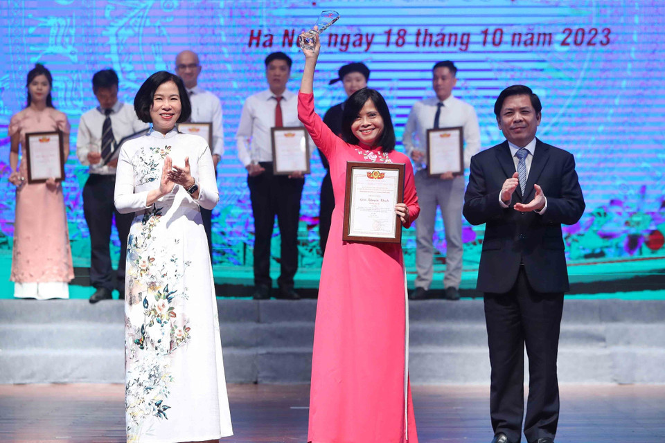 Ông Nguyễn Văn Thể, Bí thư Đảng ủy Khối các Cơ quan Trung ương, Trưởng ban Chỉ đạo Cuộc thi năm 2023 và bà Vũ Việt Trang, Tổng Giám đốc Thông tấn xã Việt Nam trao giải cho các tác giả ở thể loại Tạp chí. (Ảnh: An Đăng/TTXVN)