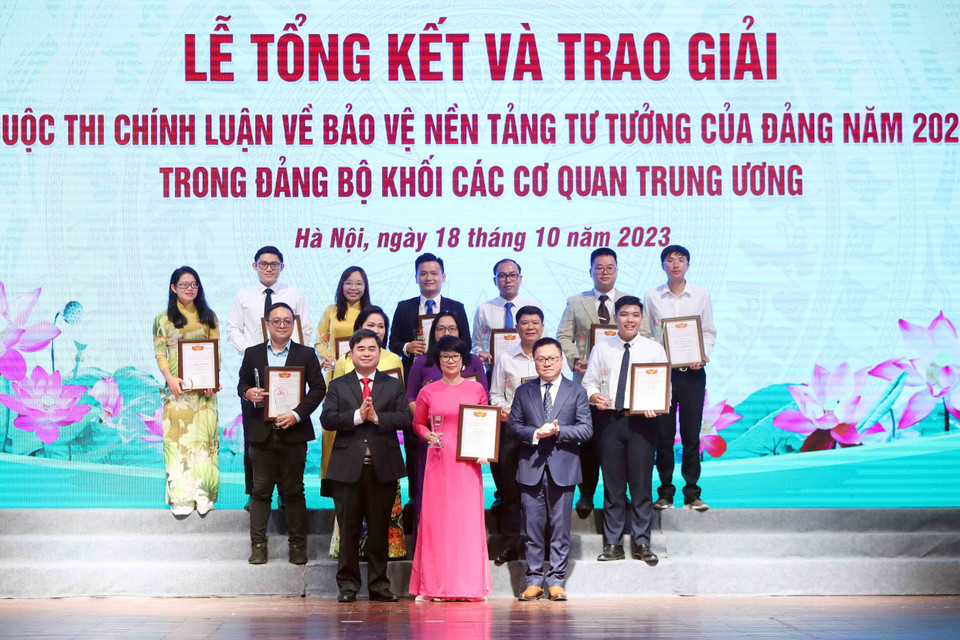 Phó trưởng Ban Tuyên giáo Trung ương, Tổng Biên tập Báo Nhân dân, Chủ tịch Hội Nhà báo Việt Nam Lê Quốc Minh và Phó Tổng Biên tập phụ trách Tạp chí Cộng sản Phạm Minh Tuấn trao giải cho các tác giả. (Ảnh: An Đăng/TTXVN)