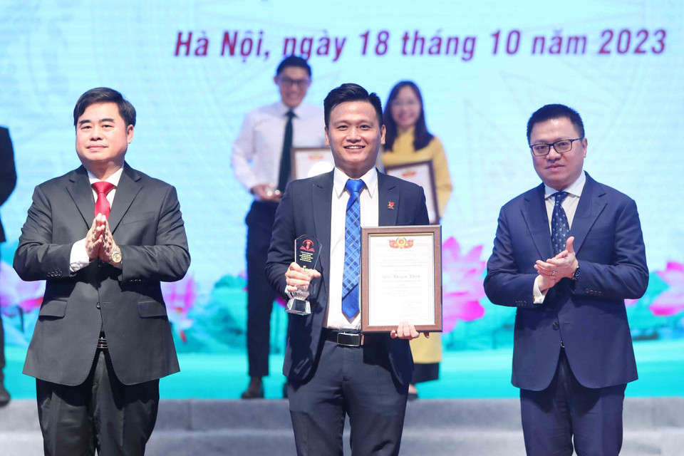 Phó trưởng Ban Tuyên giáo Trung ương, Tổng Biên tập Báo Nhân dân, Chủ tịch Hội Nhà báo Việt Nam Lê Quốc Minh và Phó Tổng biên tập phụ trách Tạp chí Cộng sản Phạm Minh Tuấn trao giải Khuyến khích cho tác giả thuộc Đảng bộ Thông tấn xã Việt Nam. (Ảnh: An Đăng/TTXVN)