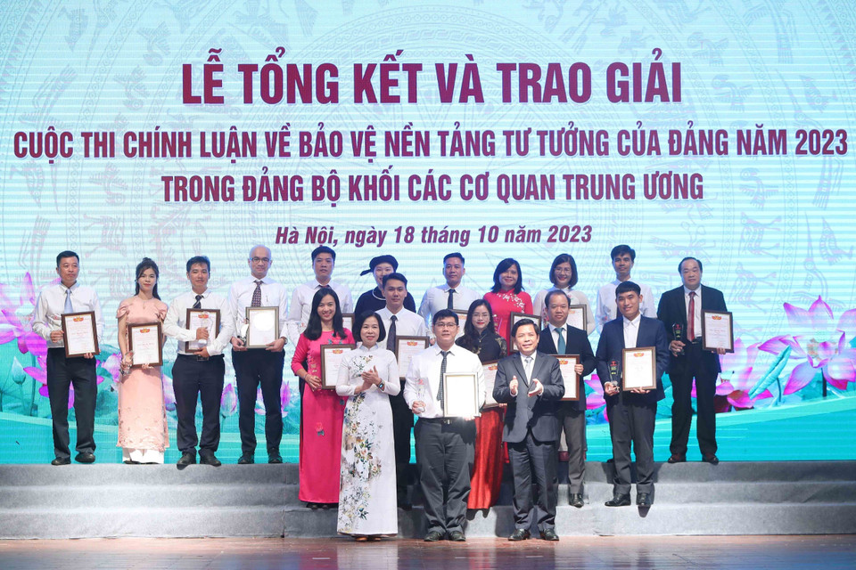Ông Nguyễn Văn Thể, Ủy viên Trung ương Đảng, Bí thư Đảng ủy Khối các Cơ quan Trung ương và bà Vũ Việt Trang, Tổng Giám đốc Thông tấn xã Việt Nam trao giải cho các tác giả ở thể loại Tạp chí. (Ảnh: An Đăng/TTXVN)