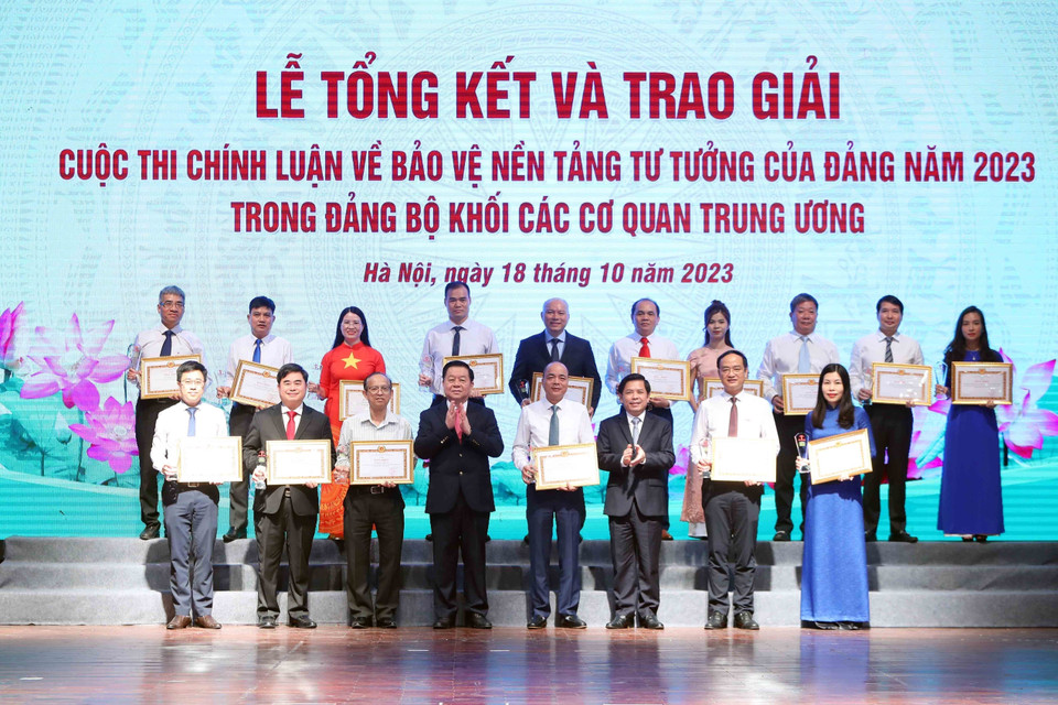 Trưởng ban Tuyên giáo Trung ương Nguyễn Trọng Nghĩa và Bí thư Đảng ủy Khối các Cơ quan Trung ương Nguyễn Văn Thể trao tặng Bằng khen của Ban Chấp hành Đảng bộ Khối các cơ quan Trung ương cho các đơn vị. (Ảnh: An Đăng/TTXVN)