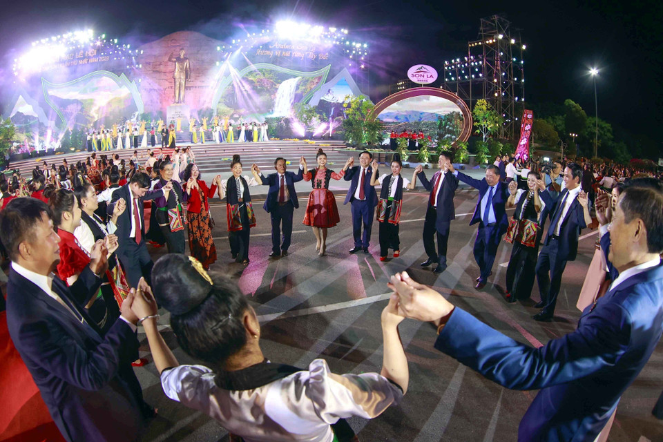 Chủ tịch Quốc hội Vương Đình Huệ và đại biểu cùng chung vòng xòe đại đoàn kết. (Ảnh: Doãn Tấn/TTXVN)