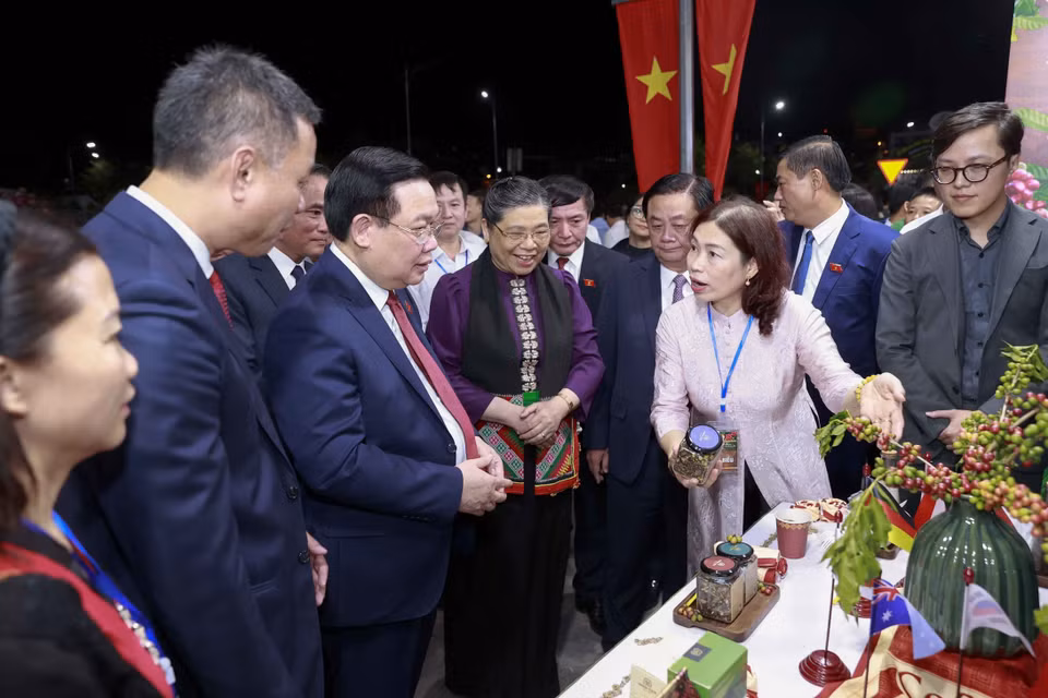 Chủ tịch Quốc hội Vương Đình Huệ thăm các gian hàng tại Hội chợ Triển lãm “Càphê Sơn La - Hội nhập và phát triển".(Ảnh: Doãn Tấn/TTXVN)