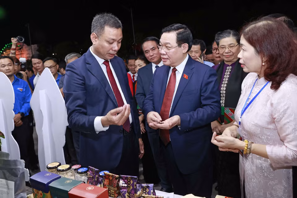 Chủ tịch Quốc hội Vương Đình Huệ thăm các gian hàng tại Hội chợ Triển lãm “Càphê Sơn La - Hội nhập và phát triển".(Ảnh: Doãn Tấn/TTXVN)
