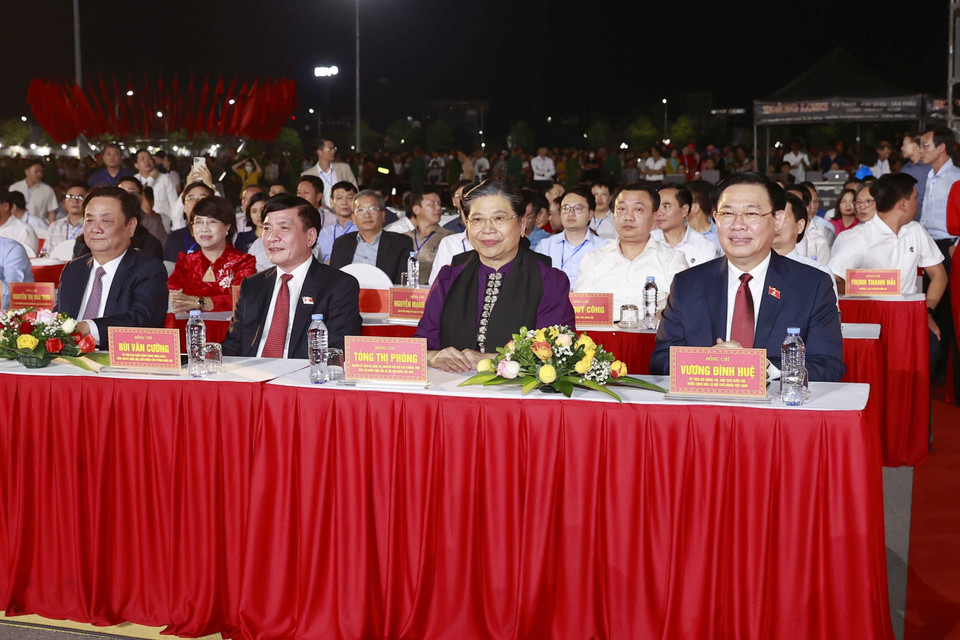 Chủ tịch Quốc hội Vương Đình Huệ và đại biểu dự Khai mạc Lễ hội Càphê. (Ảnh: Doãn Tấn/TTXVN)