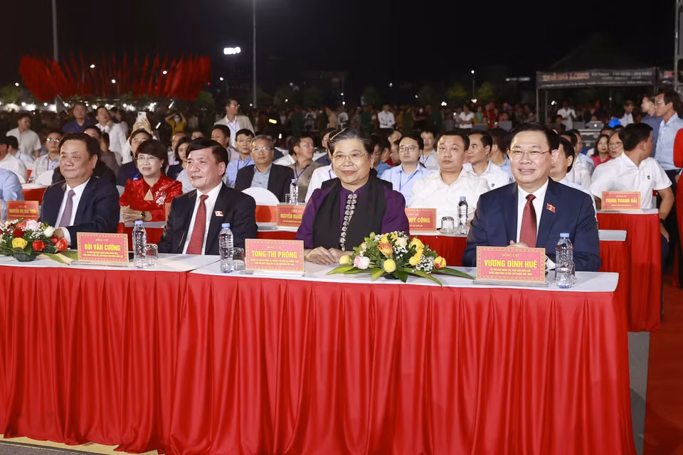 Chủ tịch Quốc hội Vương Đình Huệ và đại biểu dự Khai mạc Lễ hội Càphê. (Ảnh: Doãn Tấn/TTXVN)