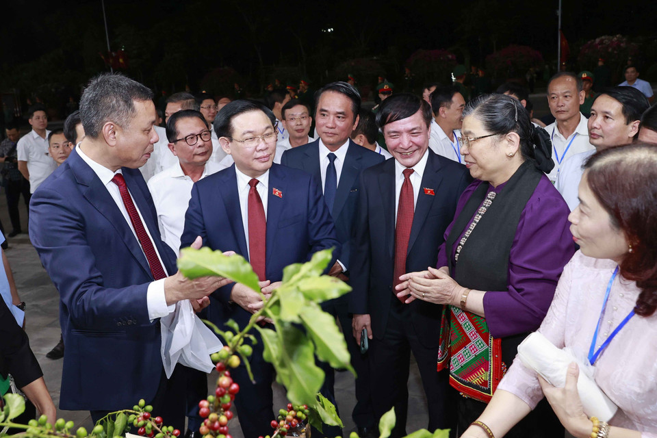 Chủ tịch Quốc hội Vương Đình Huệ thăm các gian hàng tại Hội chợ Triển lãm “Càphê Sơn La - Hội nhập và phát triển".(Ảnh: Doãn Tấn/TTXVN)