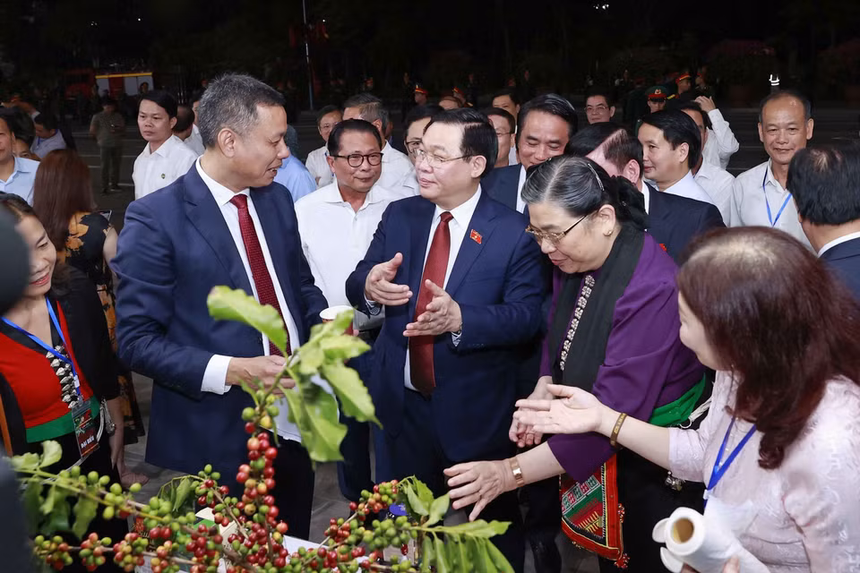 Chủ tịch Quốc hội Vương Đình Huệ thăm các gian hàng tại Hội chợ Triển lãm “Càphê Sơn La - Hội nhập và phát triển".(Ảnh: Doãn Tấn/TTXVN)