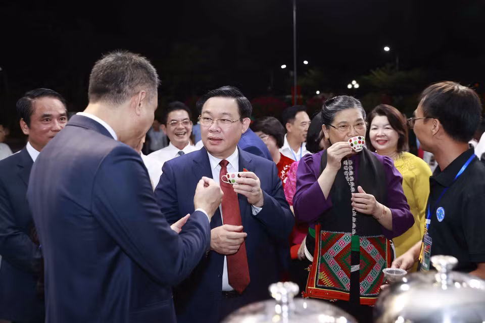 Chủ tịch Quốc hội Vương Đình Huệ thăm các gian hàng tại Hội chợ Triển lãm “Càphê Sơn La - Hội nhập và phát triển".(Ảnh: Doãn Tấn/TTXVN)