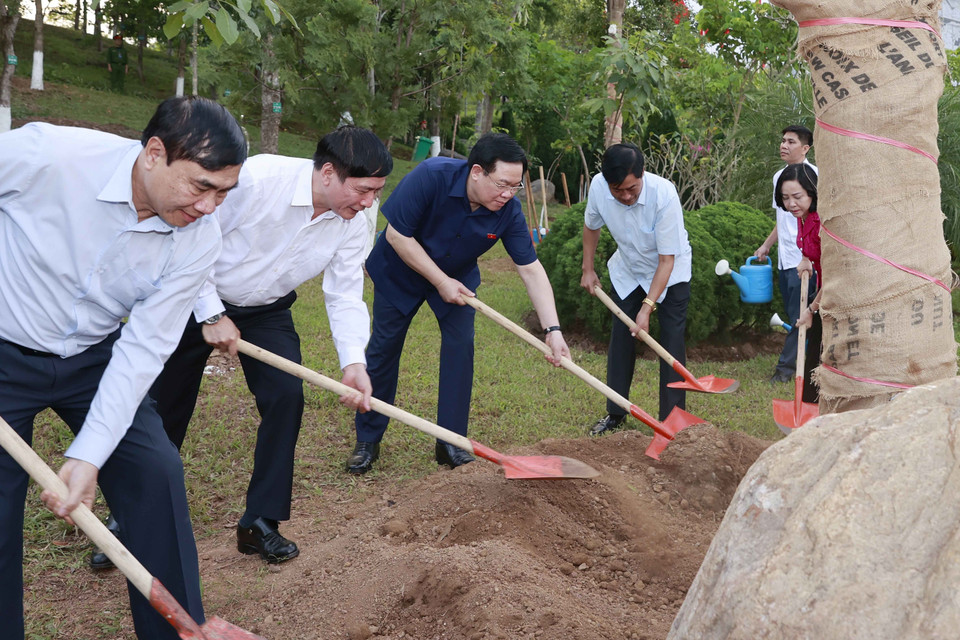 Chủ tịch Quốc hội Vương Đình Huệ và đại biểu trồng cây lưu niệm tại Đền thờ Chủ tịch Hồ Chí Minh, Quảng trường Tây Bắc, thành phố Sơn La. (Ảnh: Doãn Tấn/TTXVN)