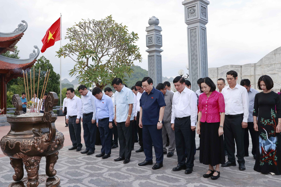 Chủ tịch Quốc hội Vương Đình Huệ tưởng nhớ Chủ tịch Hồ Chí Minh. (Ảnh: Doãn Tấn/TTXVN)
