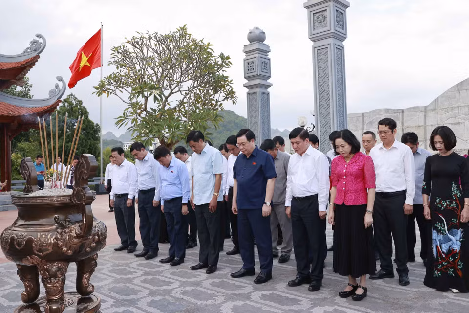 Chủ tịch Quốc hội Vương Đình Huệ tưởng nhớ Chủ tịch Hồ Chí Minh. (Ảnh: Doãn Tấn/TTXVN)