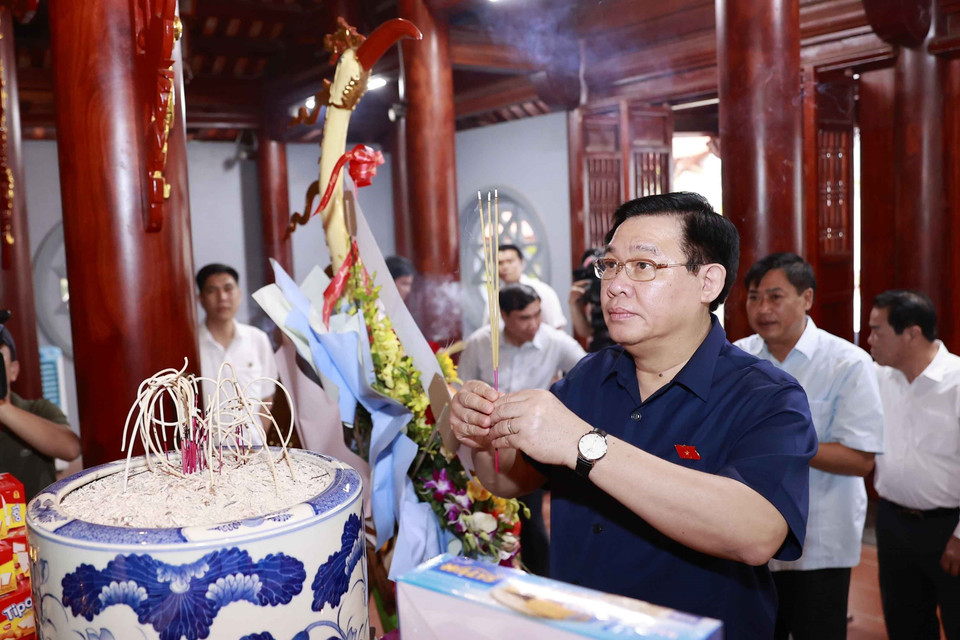 Chủ tịch Quốc hội Vương Đình Huệ và đại biểu dâng hương tưởng nhớ Chủ tịch Hồ Chí Minh. (Ảnh: Doãn Tấn/TTXVN)