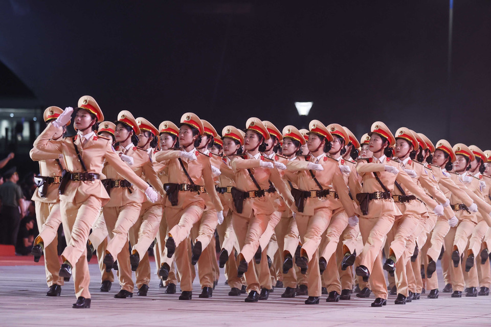 Khối nữ sỹ quan cảnh sát giao thông diễu hành tại lễ kỷ niệm. (Ảnh: Thống Nhất/TTXVN)