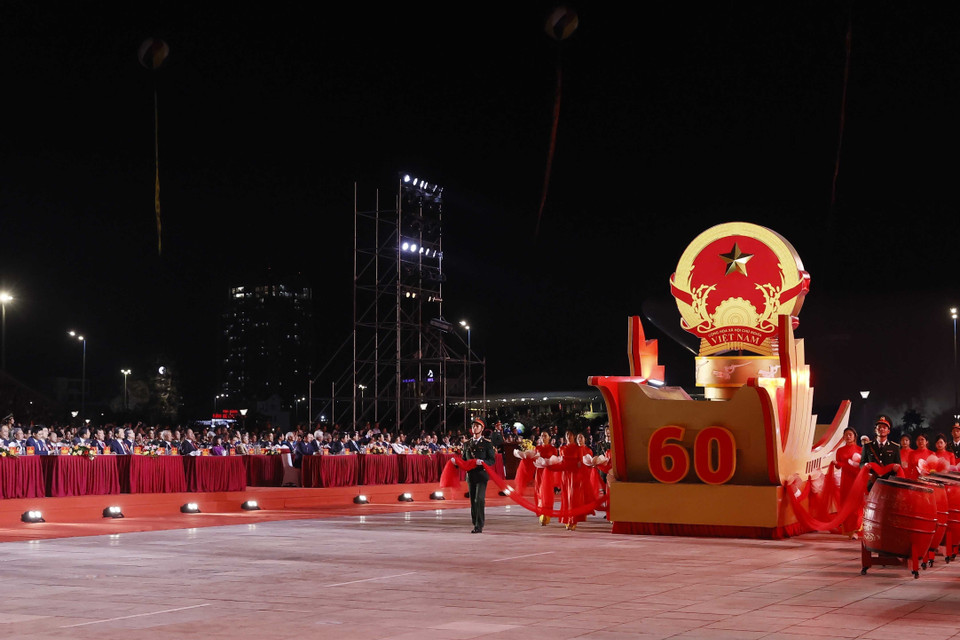 Đi đầu đội hình diễu hành là khối rước Quốc huy nước Cộng hòa Xã hội Chủ nghĩa Việt Nam. (Ảnh: Thống Nhất/TTXVN)