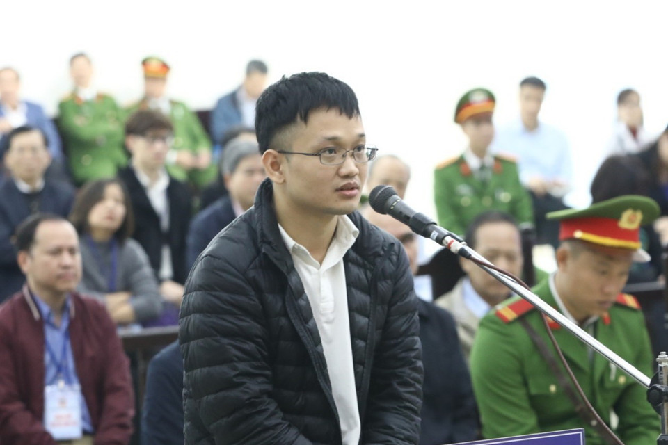 Bị cáo Hoàng Duy Quang (sinh năm 1983, thẩm định viên Công ty Trách nhiệm hữu hạn tư vấn đầu tư và thẩm định AMAX) khai báo lý lịch căn cước tại tòa. (Ảnh: Văn Điệp/TTXVN)