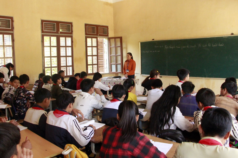 Tại huyện Thuận Châu, được sự tận tình, quan tâm giúp đỡ của các thầy cô giáo thông qua hoạt động đỡ đầu, nhiều học sinh có hoàn cảnh khó khăn ở các bản vùng sâu, vùng xa đã có thêm điều kiện để đến trường. Trong ảnh: Giờ học của học sinh trường Trung học cơ sở Mường Khiêng, huyện Thuận Châu. (Ảnh: Hữu Quyết/TTXVN)