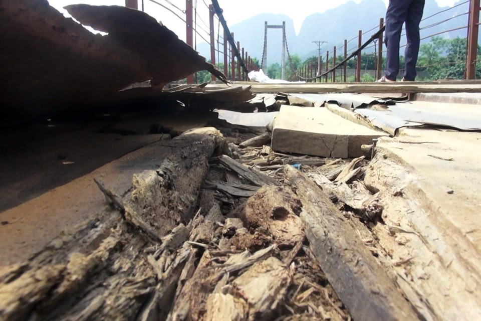 Mặt sàn cầu mục nát nghiêm trọng. (Ảnh: Thanh Hải/TTXVN)