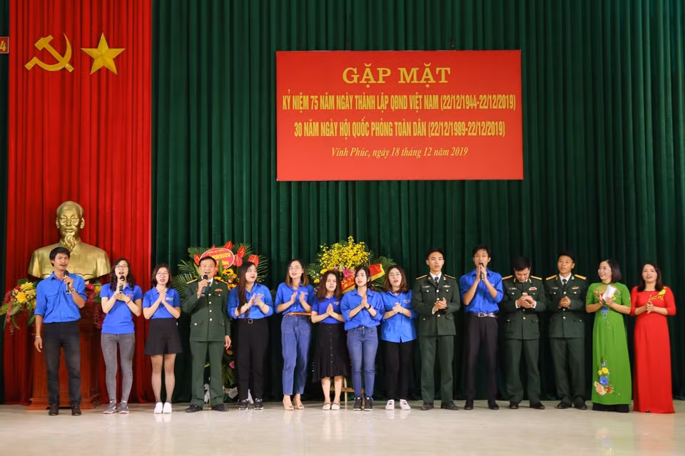 Đoàn Thanh niên Thông tấn xã Việt Nam và Sư đoàn 304 cùng biểu diễn văn nghệ tại buổi gặp mặt. (Ảnh: Thành Đạt/TTXVN)