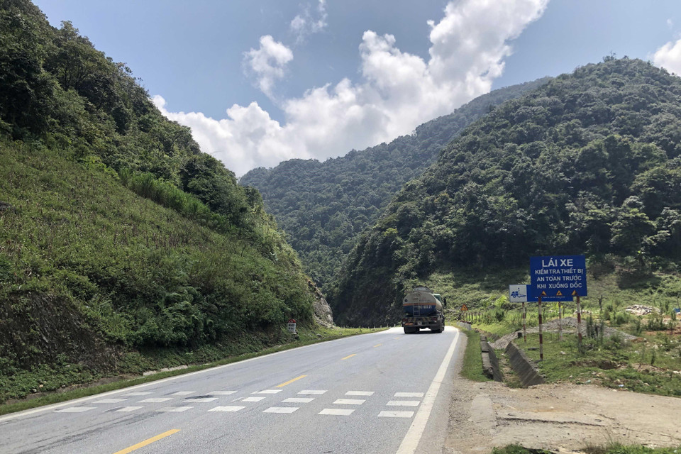 Một điểm tiềm ẩn tai nạn giao thông thuộc khu vực dốc Hang Voi, Km 157, Quốc lộ 6 địa phận xã Lóng Luông, huyện Vân Hồ. (Ảnh: Hữu Quyết/TTXVN)