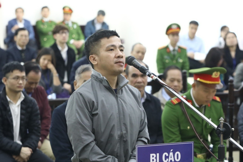 Bị cáo Võ Văn Mạnh (sinh năm 1976, Giám đốc Công ty Trách nhiệm hữu hạn tư vấn đầu tư và thẩm định AMAX) khai báo lý lịch căn cước tại tòa. (Ảnh: Văn Điệp/TTXVN)