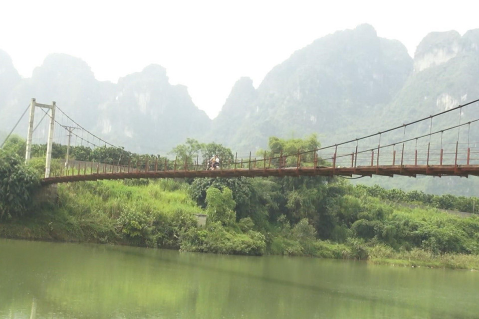 Cầu treo bắc qua sông Bôi, con đường độc đạo để kết nối 2 thôn Mỵ và Ba Giang (xã Mỹ Hòa, huyện Kim Bôi, tỉnh Hòa Bình) xuống cấp. (Ảnh: Thanh Hải/TTXVN)