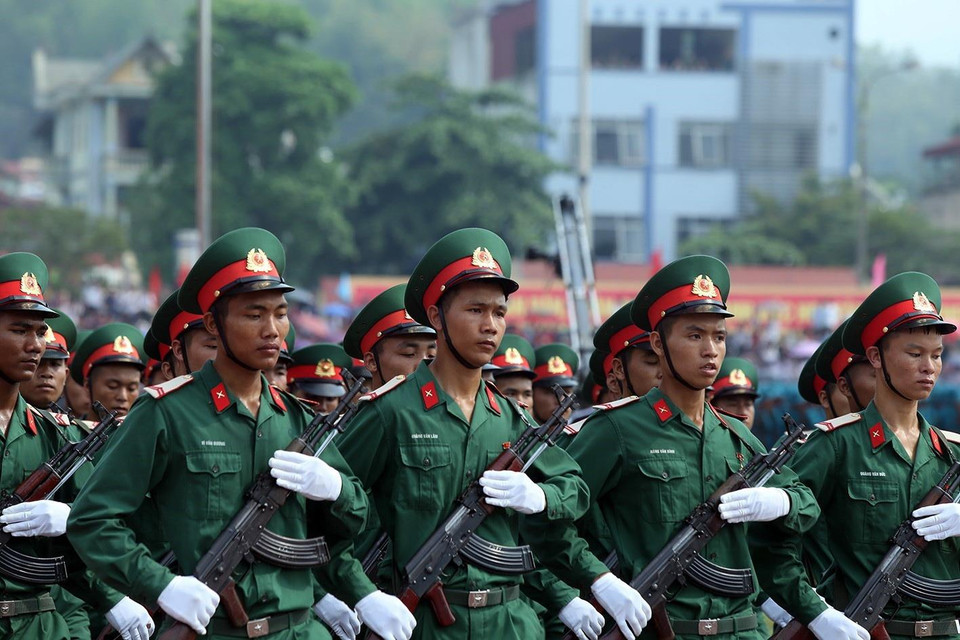 Các đơn vị, lực lượng vũ trang diễu hành trong lễ míttinh. (Ảnh: Phan Tuấn Anh/TTXVN)