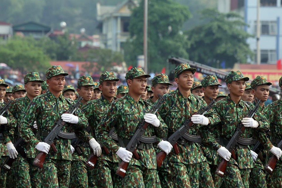 Các đơn vị, lực lượng vũ trang diễu hành trong lễ míttinh. (Ảnh: Phan Tuấn Anh/TTXVN)