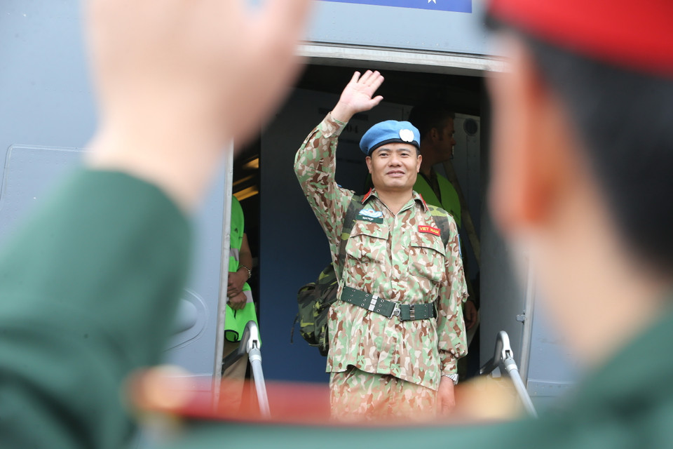 Cán bộ, chiến sỹ Bệnh viện dã chiến cấp 2 số 2 chào người thân và đồng đội lên đường làm nhiệm vụ tại Phái bộ Liên hợp quốc tại Nam Sudan. (Ảnh: Dương Giang/TTXVN)