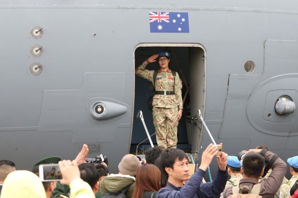 Cán bộ, chiến sỹ Bệnh viện dã chiến cấp 2 số 2 chào người thân và đồng đội lên đường làm nhiệm vụ tại Phái bộ Liên hợp quốc tại Nam Sudan. (Ảnh: Dương Giang/TTXVN)