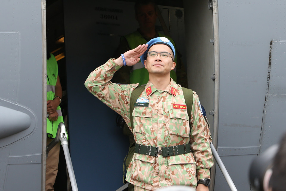 Cán bộ, chiến sỹ Bệnh viện dã chiến cấp 2 số 2 chào người thân và đồng đội lên đường làm nhiệm vụ tại Phái bộ Liên hợp quốc tại Nam Sudan. (Ảnh: Dương Giang/TTXVN)