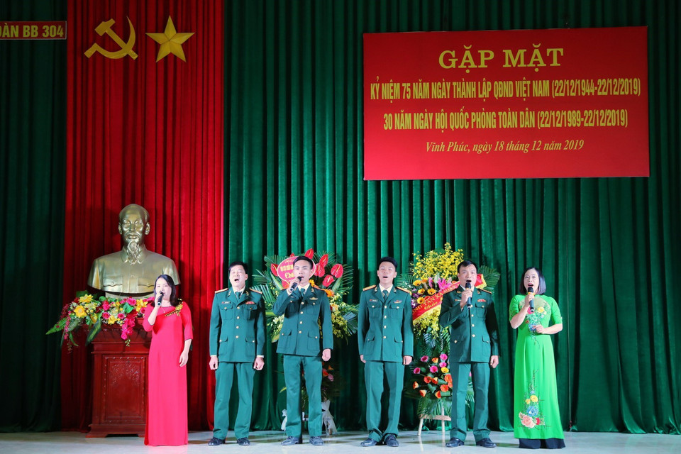 Các tiết mục văn nghệ của Sư đoàn 304 tại buổi gặp mặt. (Ảnh: Thành Đạt/TTXVN)