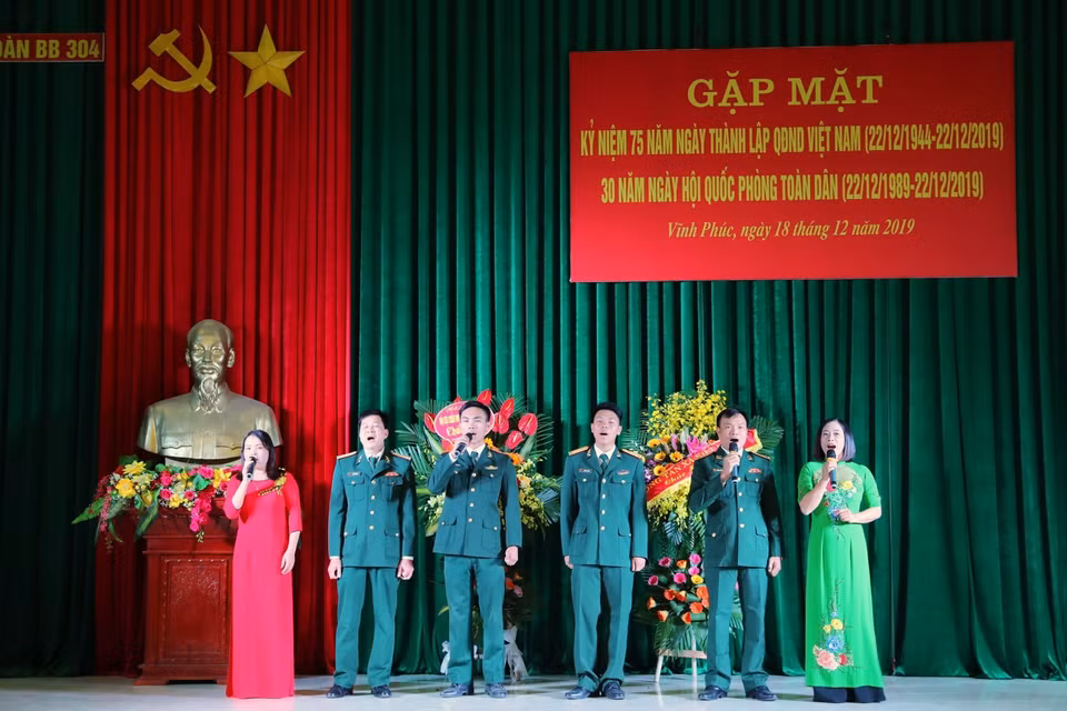 Các tiết mục văn nghệ của Sư đoàn 304 tại buổi gặp mặt. (Ảnh: Thành Đạt/TTXVN)
