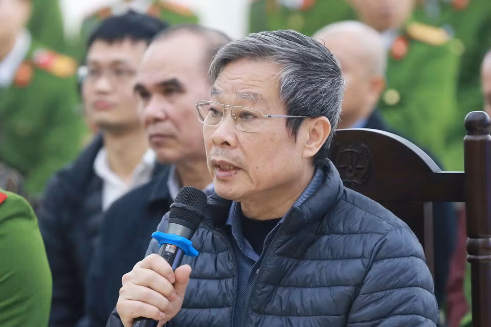 Bị cáo Nguyễn Bắc Son (sinh năm 1953, nguyên Bộ trưởng Bộ Thông tin và Truyền thông) khai báo trước tòa. (Ảnh: Doãn Tấn/TTXVN)