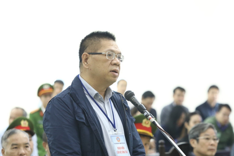 Bị cáo Nguyễn Bảo Long (sinh năm 1972, nguyên Phó Tổng giám đốc MobiFone) khai báo lý lịch căn cước tại tòa. (Ảnh: Văn Điệp/TTXVN)