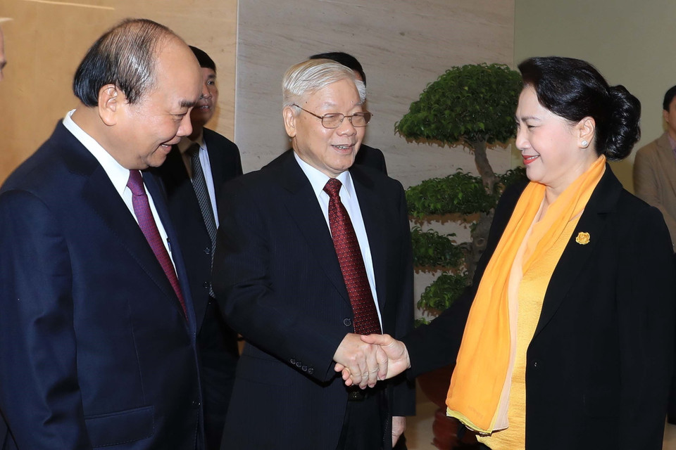 Tổng Bí thư, Chủ tịch nước Nguyễn Phú Trọng, Thủ tướng Nguyễn Xuân Phúc, Chủ tịch Quốc hội Nguyễn Thị Kim Ngân đến dự hội nghị trực tuyến triển khai Nghị quyết của Quốc hội khóa XIV về nhiệm vụ phát triển kinh tế, xã hội năm 2020 của Chính phủ với các địa phương. (Ảnh: Thống Nhất/TTXVN)