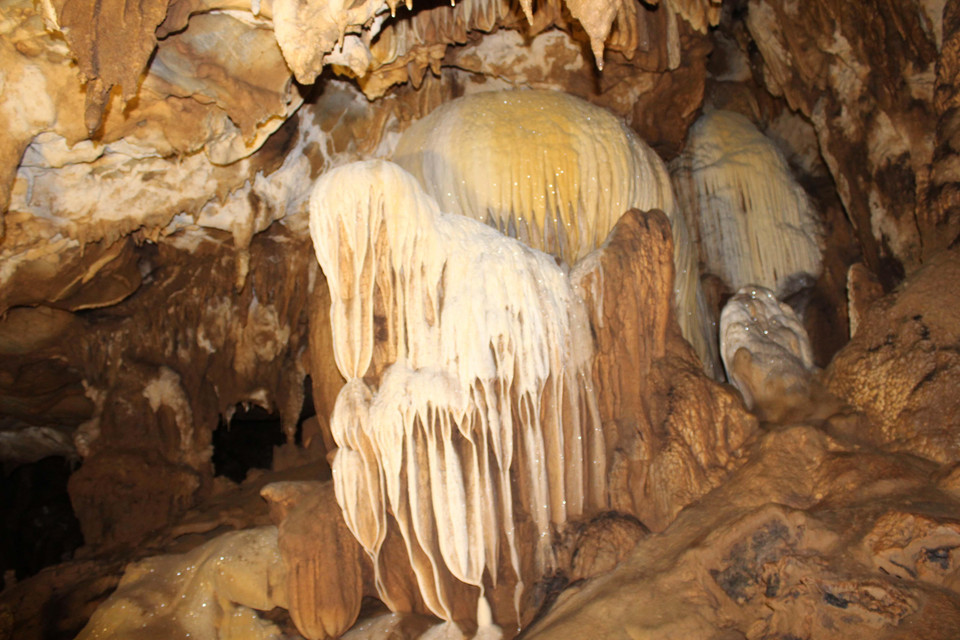 Những khối nhũ đá mang hình cây nấm, chùm đèn khổng lồ trong hang động Huổi Cang. (Ảnh: Xuân Tiến/TTXVN)