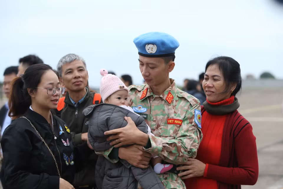 Bệnh viện dã chiến cấp 2 số 2 sẽ chia làm hai đợt tới Nam Sudan vào các ngày 19/11 và 26/11. Trong ảnh: Đại úy Nguyễn Văn Quỳnh chia tay người thân tại sân bay quốc tế Nội Bài (Hà Nội), lên đường thực hiện nhiệm vụ gìn giữ hòa bình tại Nam Sudan. (Ảnh: Dương Giang/TTXVN)