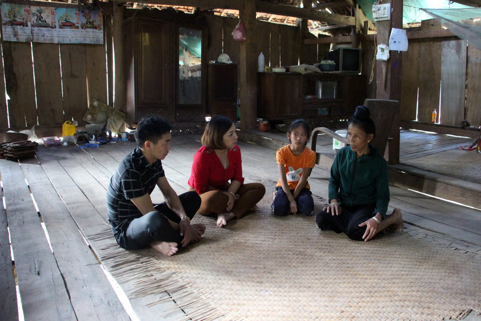 Giáo viên trường Tiểu học và Trung học cơ sở Bó Mười A, huyện Thuận Châu thăm hỏi học sinh được nhận đỡ đầu. (Ảnh: Hữu Quyết/TTXVN)