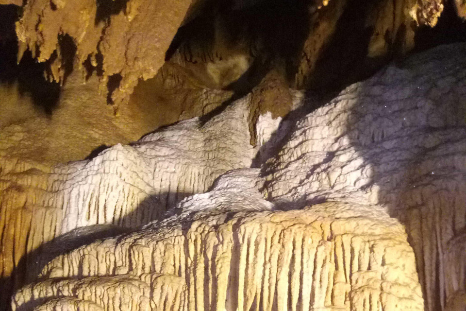 Vẻ đẹp kỳ thú của những nhũ đá trên vách trong hang động Huổi Cang. (Ảnh: Xuân Tiến/TTXVN)