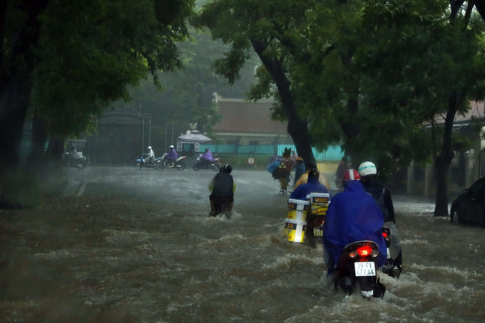 Các phương tiện di chuyển khó khăn trên đường Mai Xuân Thưởng. (Ảnh: Thống Nhất/TTXVN)